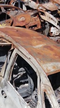 Irpin, Ukrayna 'da çarpışan ve vurulan arabaların dikey videosu - savaşın sonuçları