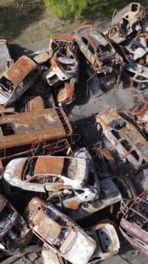 Irpin, Ukrayna 'da çarpışan ve vurulan arabaların dikey videosu - savaşın sonuçları