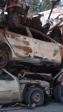 Irpin, Ukrayna 'da çarpışan ve vurulan arabaların dikey videosu - savaşın sonuçları
