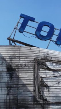 Bucha, Ukrayna 'da yıkılan bir alışveriş merkezinin dikey videosu