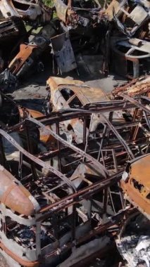 Bucha, Ukrayna 'daki yok edilmiş askeri donanımın dikey videosu