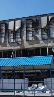 Bucha, Ukrayna 'daki yok edilmiş askeri donanımın dikey videosu