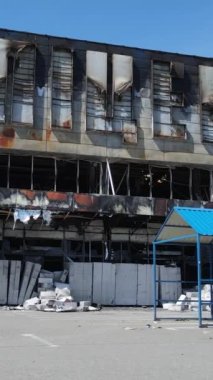 Bucha, Ukrayna 'daki yok edilmiş askeri donanımın dikey videosu