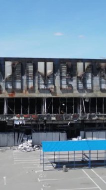 Bucha, Ukrayna 'daki yok edilmiş askeri donanımın dikey videosu