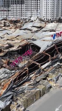 Bucha, Ukrayna 'daki yok edilmiş askeri donanımın dikey videosu