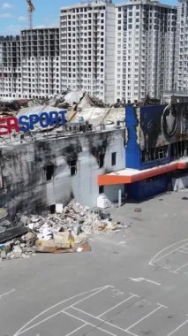 Bucha, Ukrayna 'daki yok edilmiş askeri donanımın dikey videosu