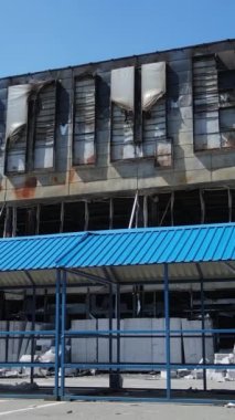 Bucha, Ukrayna 'daki yok edilmiş askeri donanımın dikey videosu