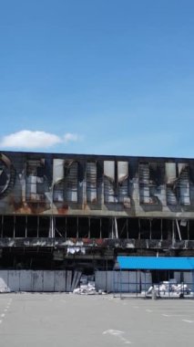 Bucha, Ukrayna 'daki yok edilmiş askeri donanımın dikey videosu