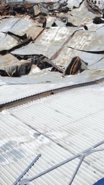 Bucha, Ukrayna 'daki yok edilmiş askeri donanımın dikey videosu