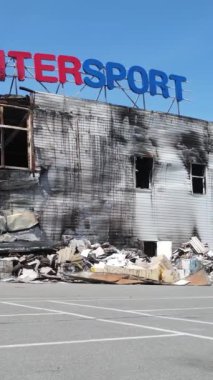 Bucha, Ukrayna 'daki yok edilmiş askeri donanımın dikey videosu