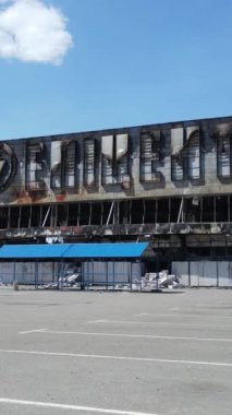 Bucha, Ukrayna 'daki yok edilmiş askeri donanımın dikey videosu