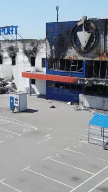 Bucha, Ukrayna 'daki yok edilmiş askeri donanımın dikey videosu