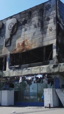 Bucha, Ukrayna 'daki yok edilmiş askeri donanımın dikey videosu