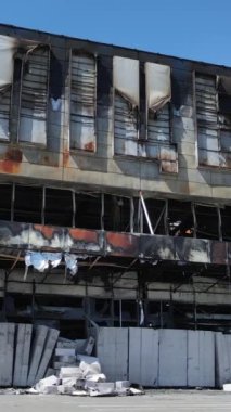 Bucha, Ukrayna 'daki yok edilmiş askeri donanımın dikey videosu