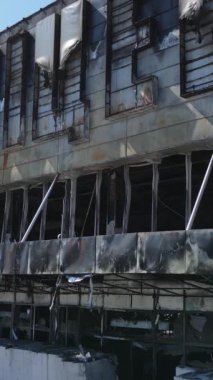 Bucha, Ukrayna 'daki yok edilmiş askeri donanımın dikey videosu