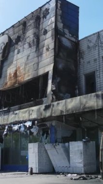 Bucha, Ukrayna 'daki yok edilmiş askeri donanımın dikey videosu