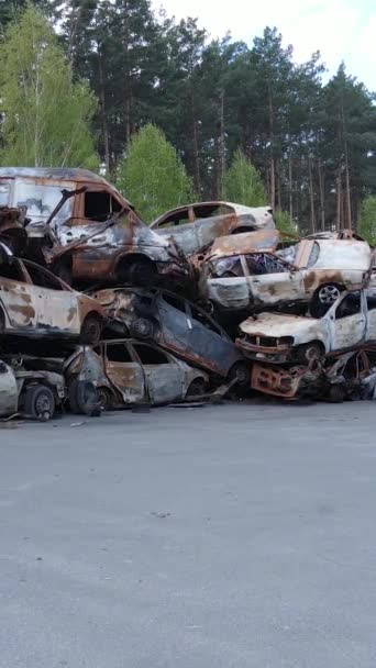 Вертикальное Видео Уничтоженных Обстрелянных Автомобилей Городе Ирпин Украина Последствия Войны — стоковое видео