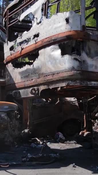 Κάθετο Βίντεο Από Κατεστραμμένα Και Πυροβολημένα Αυτοκίνητα Στην Πόλη Irpin — Αρχείο Βίντεο