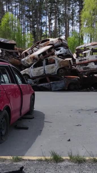 Verticale Video Van Vernielde Beschoten Auto Stad Irpin Oekraïne Gevolgen — Stockvideo
