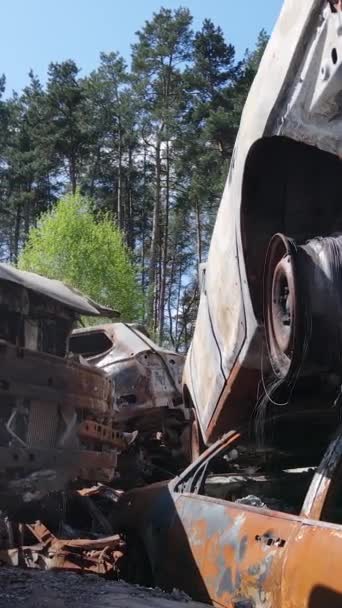 우크라이나 시에서 파괴되고 저격당한 자동차들 — 비디오