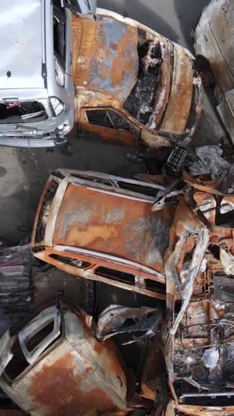 ウクライナのアーピン市で破壊され 撃たれた車の垂直ビデオ 戦争の結果 — ストック動画