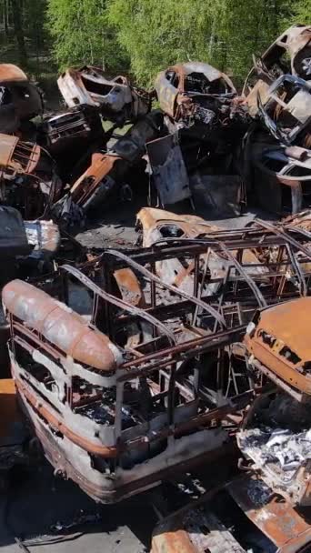 乌克兰伊尔潘市被毁和遭枪击的汽车的垂直录像 战争的后果 — 图库视频影像