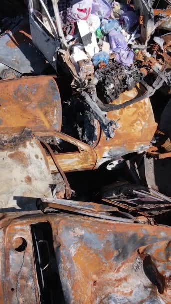 우크라이나 시에서 파괴되고 저격당한 자동차들 — 비디오