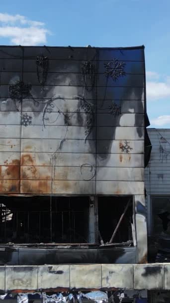 乌克兰布查被毁军事装备的垂直录像 — 图库视频影像