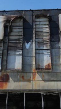 Bucha, Ukrayna 'daki yok edilmiş askeri donanımın dikey videosu