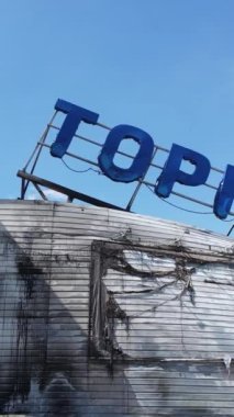 Bucha, Ukrayna 'daki yok edilmiş askeri donanımın dikey videosu