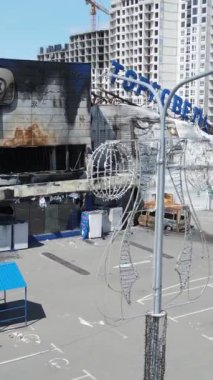 Bucha, Ukrayna 'daki yok edilmiş askeri donanımın dikey videosu