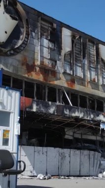 Bucha, Ukrayna 'daki yok edilmiş askeri donanımın dikey videosu