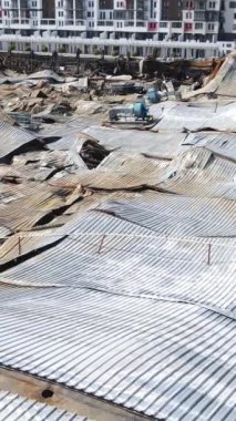 Bucha, Ukrayna 'daki yok edilmiş askeri donanımın dikey videosu