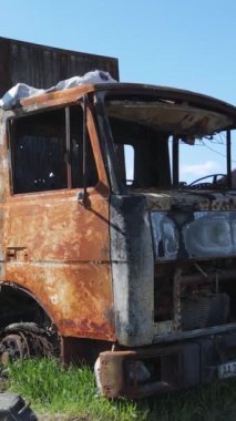 Bucha, Ukrayna 'daki yok edilmiş askeri donanımın dikey videosu