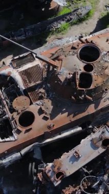 Bucha, Ukrayna 'daki yok edilmiş askeri donanımın dikey videosu