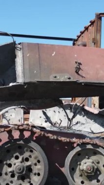 Bucha, Ukrayna 'daki yok edilmiş askeri donanımın dikey videosu