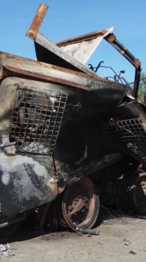 Bucha, Ukrayna 'daki yok edilmiş askeri donanımın dikey videosu