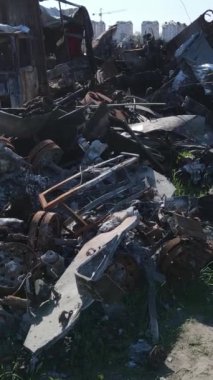 Bucha, Ukrayna 'daki yok edilmiş askeri donanımın dikey videosu