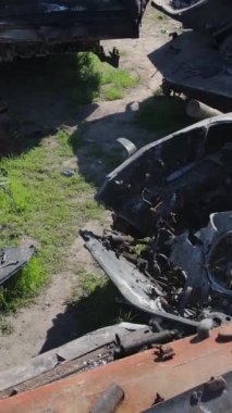Bucha, Ukrayna 'daki yok edilmiş askeri donanımın dikey videosu