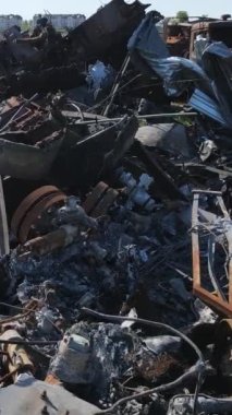 Bucha, Ukrayna 'daki yok edilmiş askeri donanımın dikey videosu