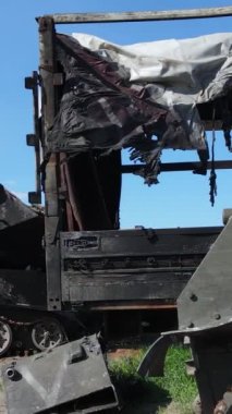 Bucha, Ukrayna 'daki yok edilmiş askeri donanımın dikey videosu