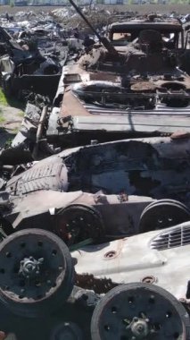 Bucha, Ukrayna 'daki yok edilmiş askeri donanımın dikey videosu