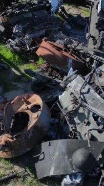 Bucha, Ukrayna 'daki yok edilmiş askeri donanımın dikey videosu