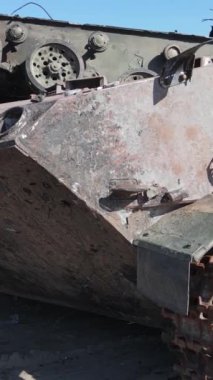 Bucha, Ukrayna 'daki yok edilmiş askeri donanımın dikey videosu