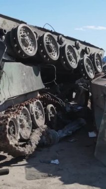 Bucha, Ukrayna 'daki yok edilmiş askeri donanımın dikey videosu