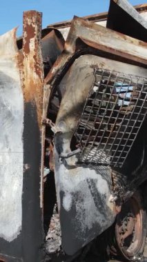 Bucha, Ukrayna 'daki yok edilmiş askeri donanımın dikey videosu