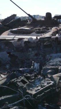 Bucha, Ukrayna 'daki yok edilmiş askeri donanımın dikey videosu