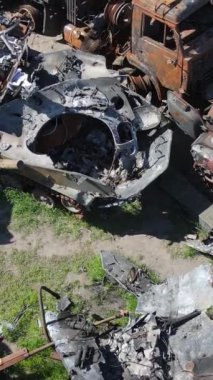 Bucha, Ukrayna 'daki yok edilmiş askeri donanımın dikey videosu
