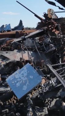 Bucha, Ukrayna 'daki yok edilmiş askeri donanımın dikey videosu