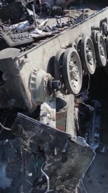 Bucha, Ukrayna 'daki yok edilmiş askeri donanımın dikey videosu